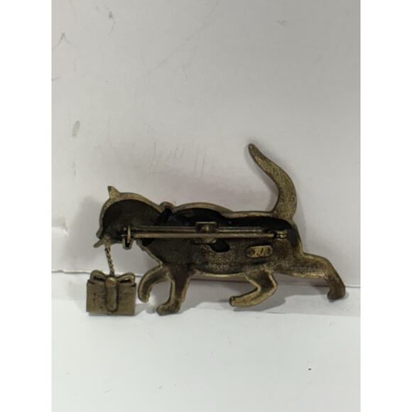 Vintage Signed JJ Jonette Christmas Cat Thief Brooch Pin Golden W/ Present - Picture 2 of 5